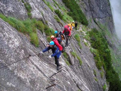 007-Die Watzmaenner bei der Ueberwindung des Brettes